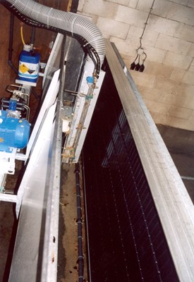 Container cleaning with dry bladder possibility